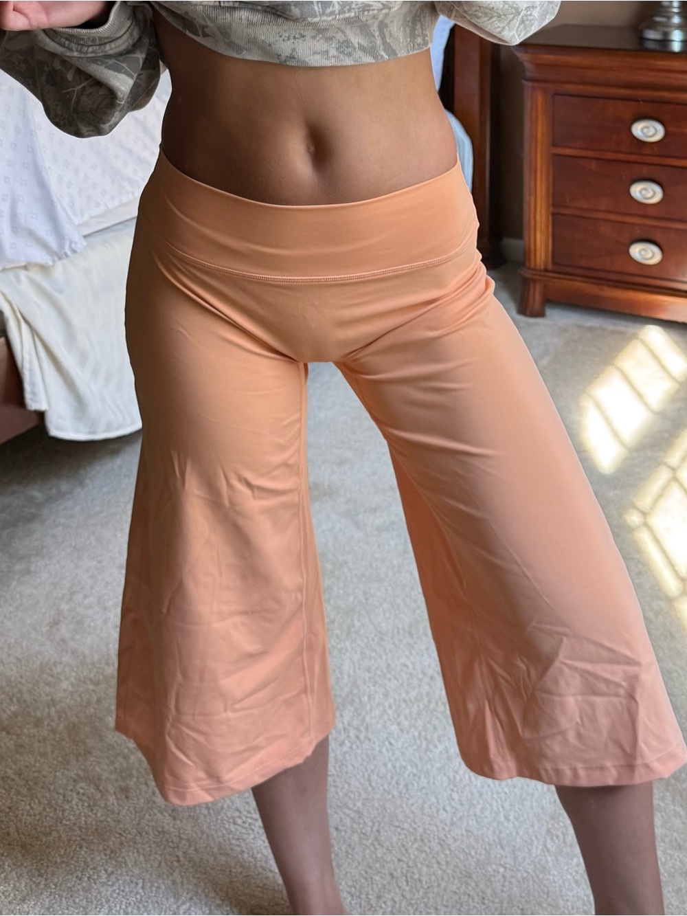 Wide-Leg Cropped Leggings in Peach